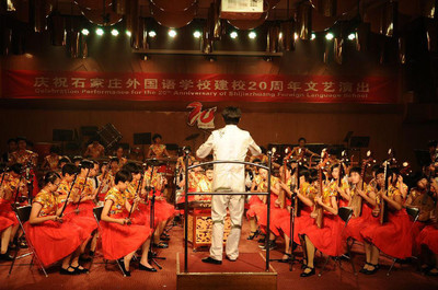 華意制衣 專業校服定制，石家莊廠家直供，打造舒適與美觀的校園服飾